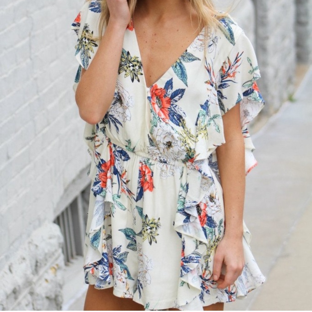 MinkPink Cream Floral Boho Ruffle Flutter Sleeve Tie Back Feminine Romper Sz XS